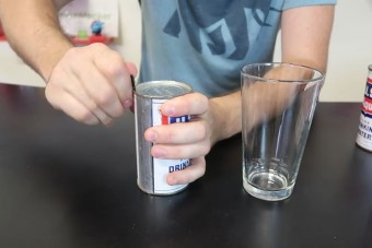 Kinyitottak egy 60 éves konzervvizet, ez volt benne