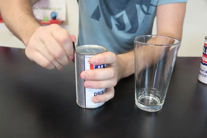 Kinyitottak egy 60 éves konzervvizet, ez volt benne