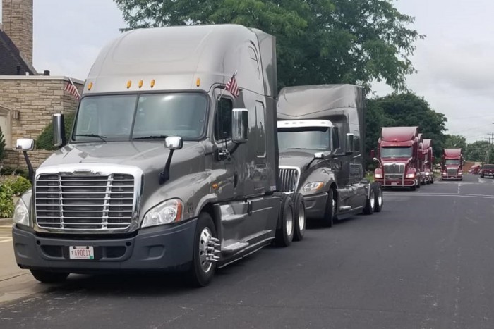 Megható módon kísérték utolsó útjára a kamionost