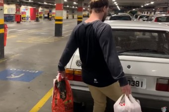 Láblendítésre nyílik a csomagtérajtó az új autódban? Ugyan, ez a régi VW is tud ilyet!