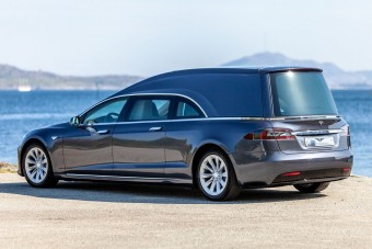 Teslából építettek halottaskocsit