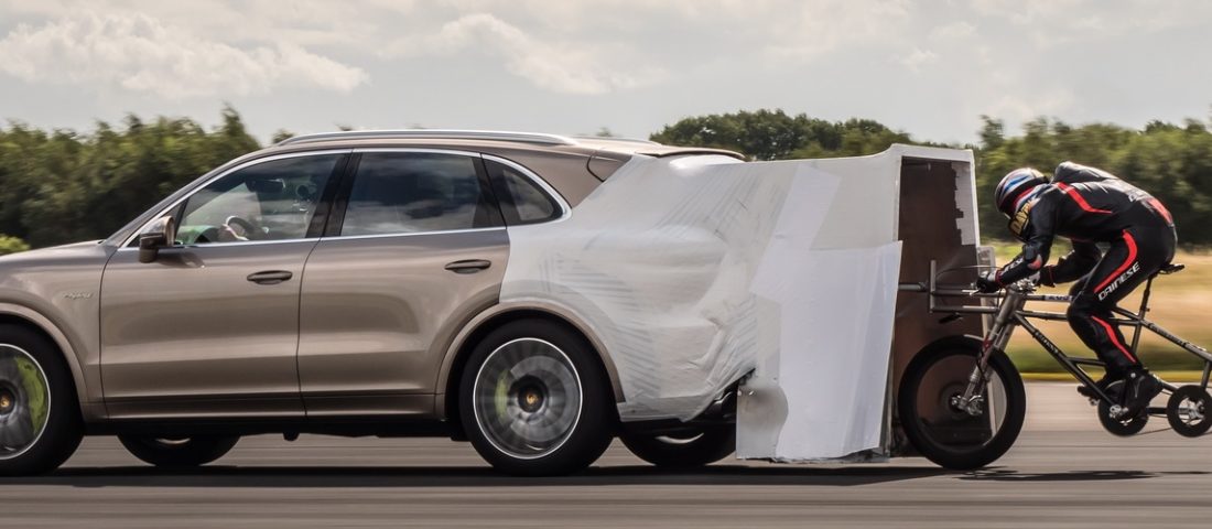 280-nal tekert a 680 lovas Porsche mögött az angol bringás