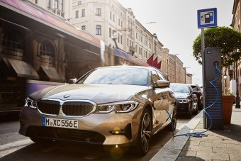 Videókon a BMW megújult hibrid szedánja