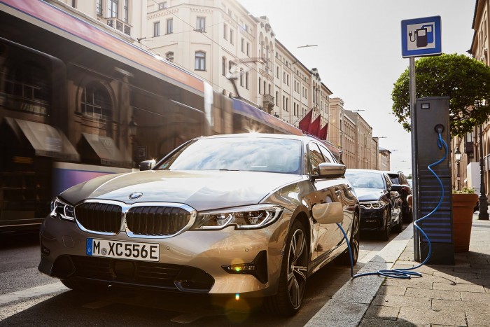Videókon a BMW megújult hibrid szedánja