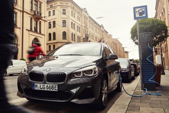 Messzebb megy árammal a BMW családi kisbusza