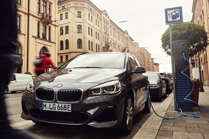 Messzebb megy árammal a BMW családi kisbusza