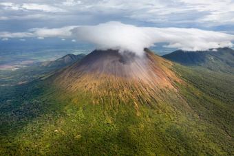 Egy vulkánnál készül a fenntartható forrásból származó rum