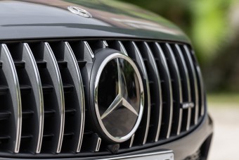 Ügyeskedett a dízelekkel, 290 milliárd forintra büntették a Daimlert