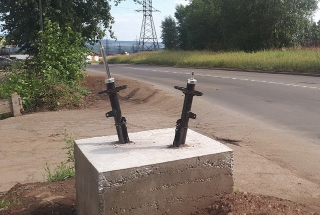 Találó emlékművet állítottak a futóműgyilkos utaknak 3