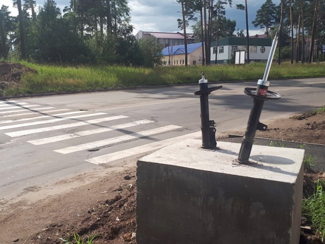 Találó emlékművet állítottak a futóműgyilkos utaknak 2