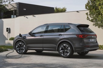 Már a Seatnak is van plug-in hibrid sportterepjárója