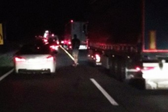 Rolleres előzgette az autókat az M1-esen - videó