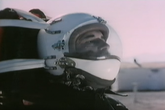 Ismerd meg a rakétaszánkóra kötözött embert, aki túlélt egy 1000 km/órás száguldást