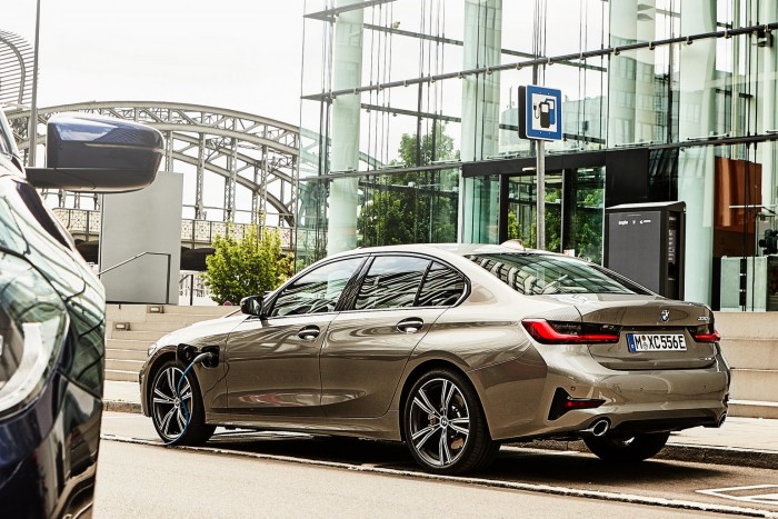 40 lóerővel izmosabb a BMW 330e