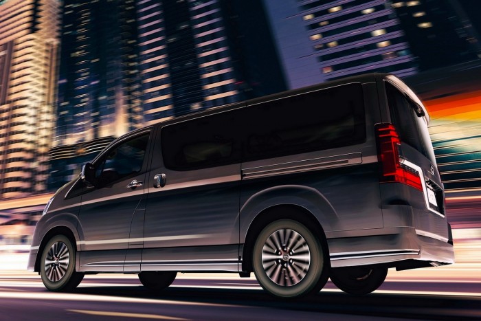 Letaglózó ez a Hiace-ből épített luxusbusz 7