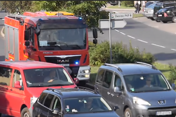 Vajon miért tartotta fel a tűzoltóautót ez a sofőr?