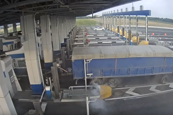 Kegyetlenül megjárta a kamionos, miközben csalni próbált