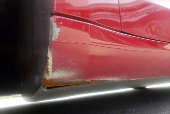 Csúnyán rozsdásodnak a friss Teslák