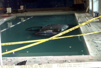 Medencében kötött ki egy idős autós