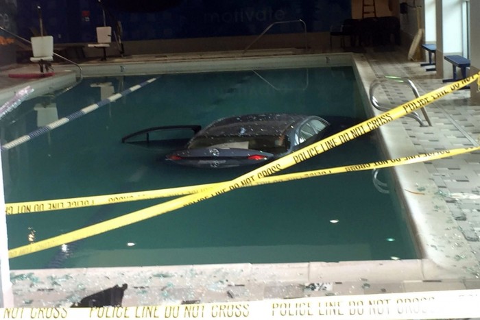 Medencében kötött ki egy idős autós