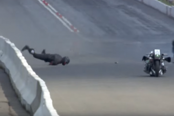 340 km/órával esett a motoros, simán felállt utána