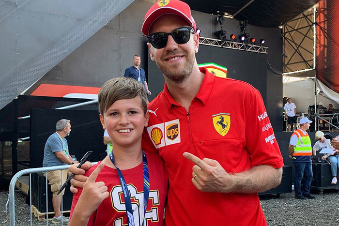 F1: Vettel könnyfakasztó gesztusa egy magyar kisfiúval – videó