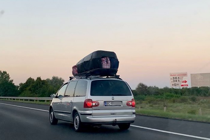 A román autósok nem csak járműveket tudnak remekül egymásra pakolni