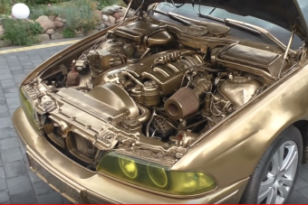 500 ezerszer nézték meg ahogy egy srác aranyszínűre fújja le BMW-jét