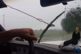 Szakadó esőben döglött be az ablaktörlő, de megoldották a helyzetet