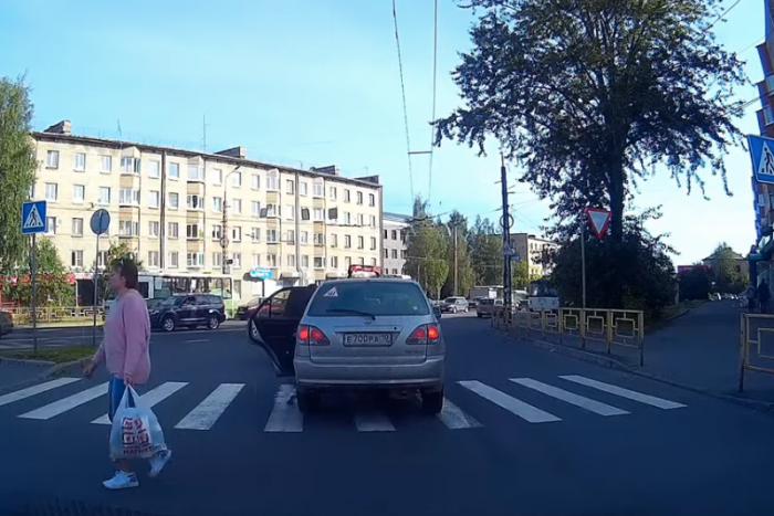 Meglepően reagált a zebrán álló autóra egy gyalogos