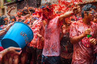 Idén sem maradt el a paradicsomdobáló csata, 22 ezren hajigálták egymást