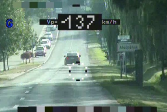 Autópálya helyett belterületen hajtott 137 km/órával az autós
