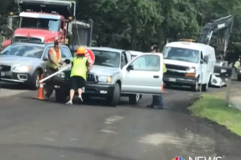 Eldurrant az autós agya az útfelújítástól, elsodorta a munkásokat