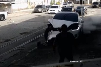 Rejtélyes baleset magától megvadult Teslával