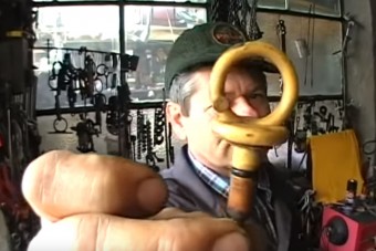 Egy magyar műhelyben, Fiat szerelése közben derülnek ki az élet nagy titkai