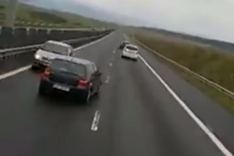 Két kamionos állította meg a forgalommal szemben hajtó autóst Romániában