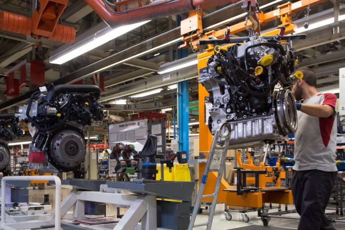 Több európai országban újraindul az autógyártás