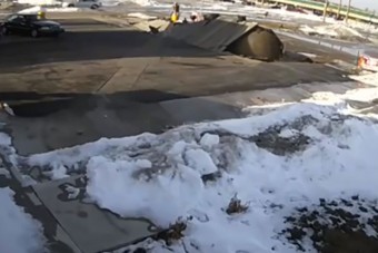 Feljött a tartály a föld alól egy orosz benzinkúton