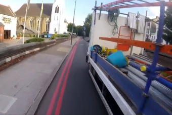 Bedurrant aggyal káromkodott a bringás ezért az előzésért