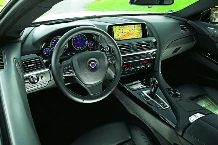 Túl halvány a BMW M6? Íme, a B6 3 A pepita steppelt bőr a múltba visz. A B6-osban 600 lóerőt és 800 newtonméteres nyomatékot szólaltatnak meg a titán kipufogók