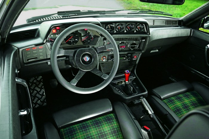 Túl halvány a BMW M6? Íme, a B6 4 Az információközlés analóg, pompásak a kiegészítő műszerek, a töltőnyomás kézzel állíthatjuk (a teljesítményt 250 lóerőről 330 lóerőre növelhetjük), a hathengeres jó mérges
