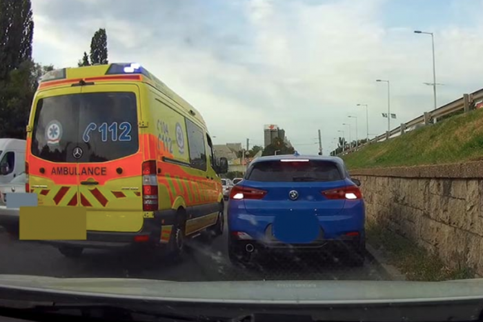 Videóra vettek egy mentő mögött előrelopakodó autóst