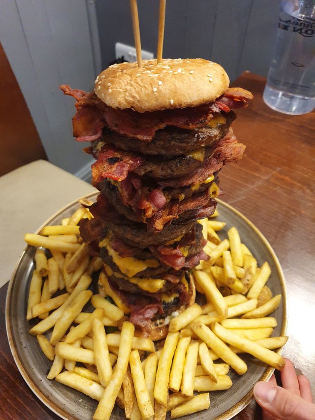 Morbid ajánlattal csalogat vendéget egy kocsma 1 | Vezess Morbid ajánlattal csalogat vendéget egy kocsma 1