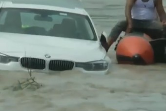 BMW-t kapott szülinapjára, nem tetszett neki, beküldte a folyóba