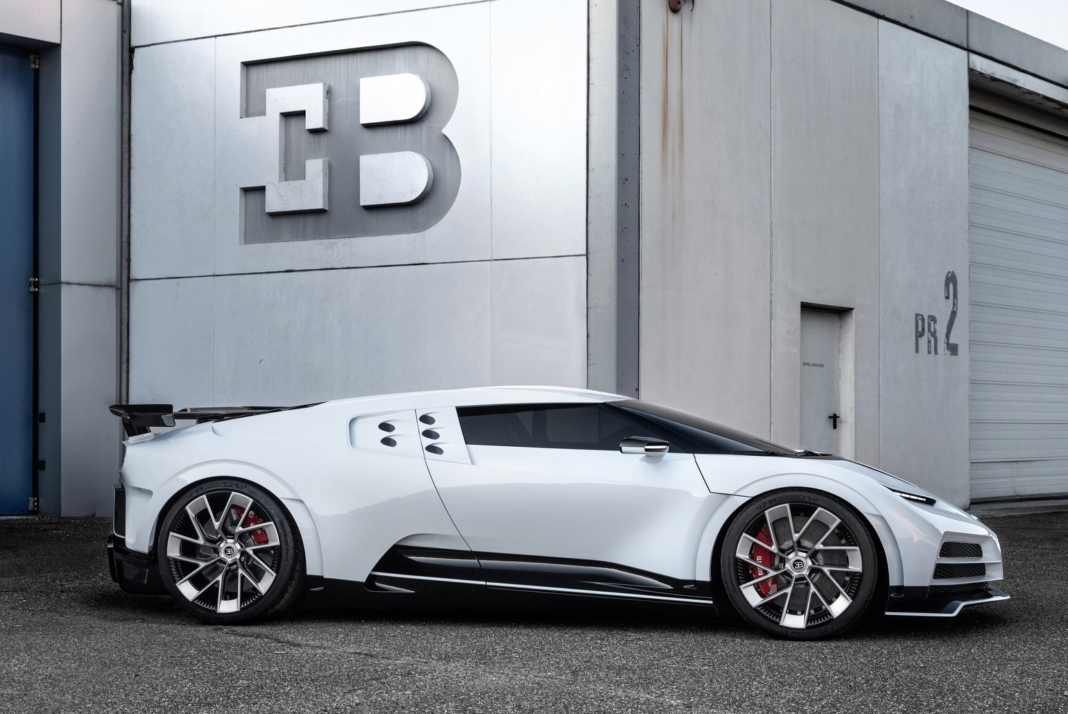 Száztízzel nyomul a legújabb Bugatti 12