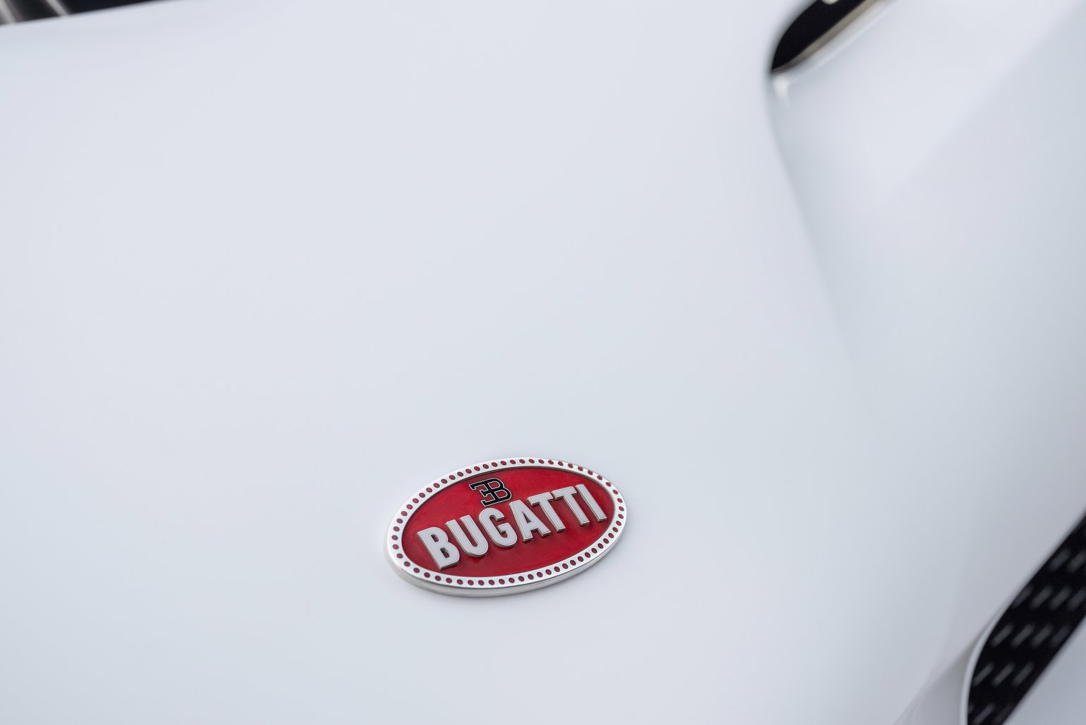 Száztízzel nyomul a legújabb Bugatti 16