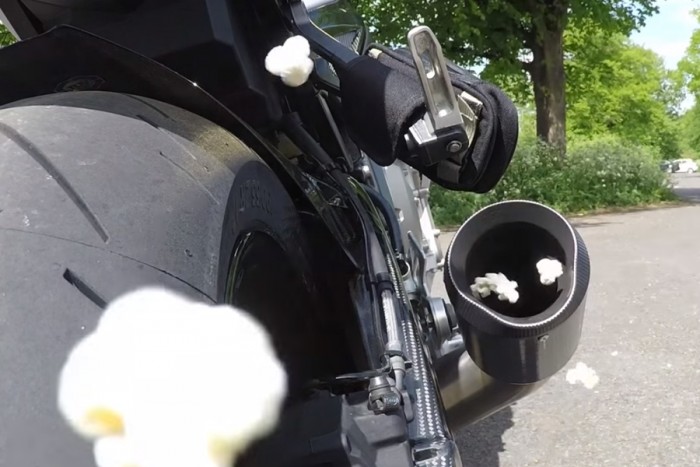 Kipufogóban is lehet pattogatott kukoricát készíteni