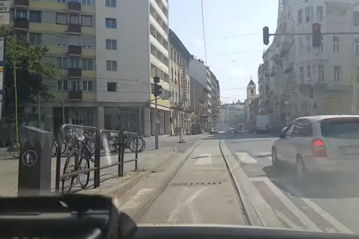 Magyar mentősön pörög az egész internet