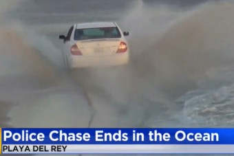 Üldözés után az óceánba menekült az autótolvaj