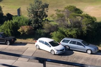 Hét és fél percen át szenvedett ez az autós a parkolással